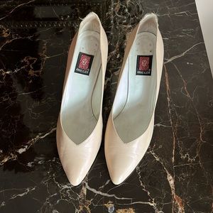 Anne Klein Cream, 9M, 3-1/2 snakeskin heels, all leather, made in Italy